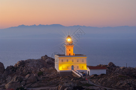 岩石塔意大利撒丁岛黄昏时分卡波泰斯塔的灯塔背景