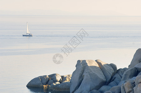 法国科西嘉海岸岩石和游艇景观图片