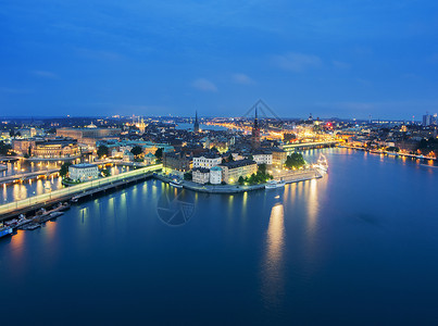 瑞典斯德哥尔摩，海滨和城市夜间灯光图片