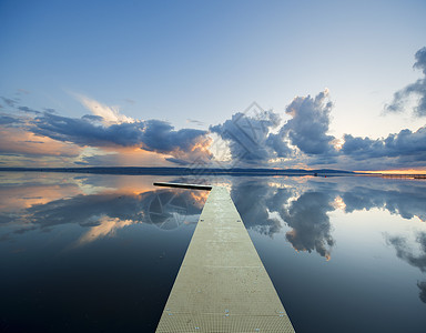 英国西柯比浮筒湖的思考高清图片