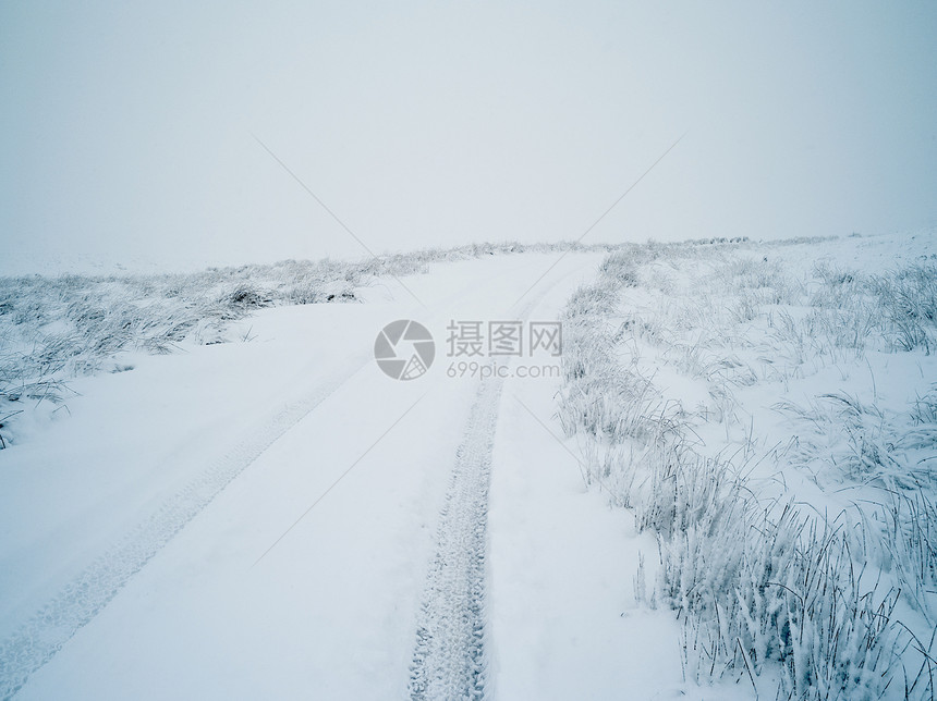 英国约克郡斯韦雷代尔雪地里的汽车轨道图片