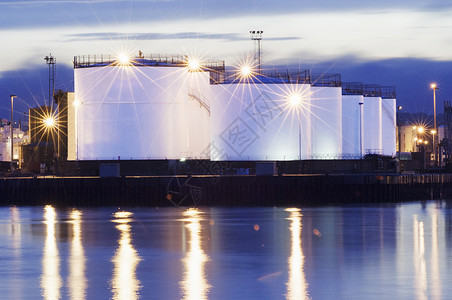 回形苏格兰阿伯丁港石油或天然气储罐背景