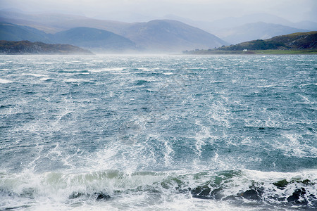 狂风横扫苏格兰高地的一个海湾背景图片