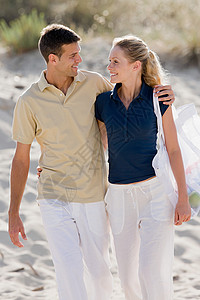 夫妇在海滩上散步休闲高清图片素材