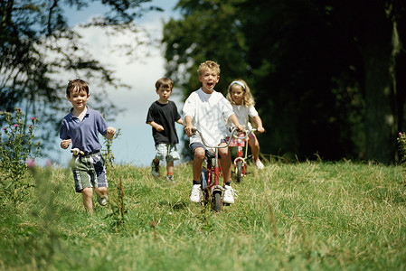 骑着铅笔男孩儿童一起在野外玩背景