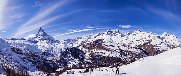泽雅瑞士泽马特滑雪场和滑雪者全景图背景