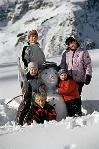 孩子们在雪地里玩耍图片
