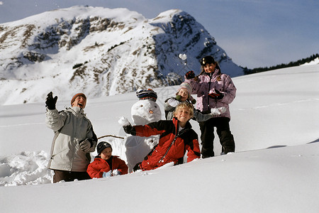 雪帽山孩子们在雪地里玩耍背景