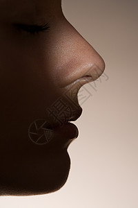 C的气味被照亮的女人的鼻子背景
