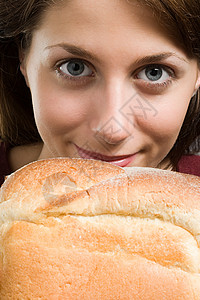 一个在闻面包味的女人图片