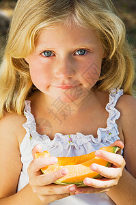 吃甜瓜的女孩图片