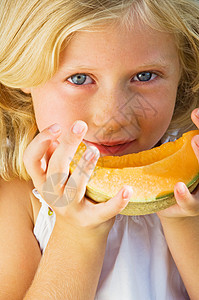 吃甜瓜的女孩女性高清图片素材