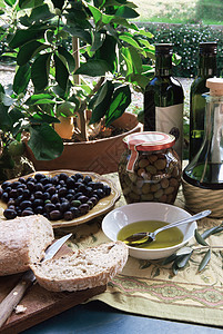 橄榄橄榄油和面包图片