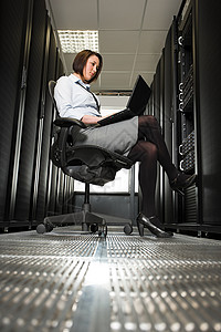 在服务器上工作的女性计算机技术人员图片