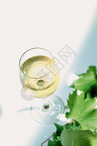 一杯白葡萄酒背景图片