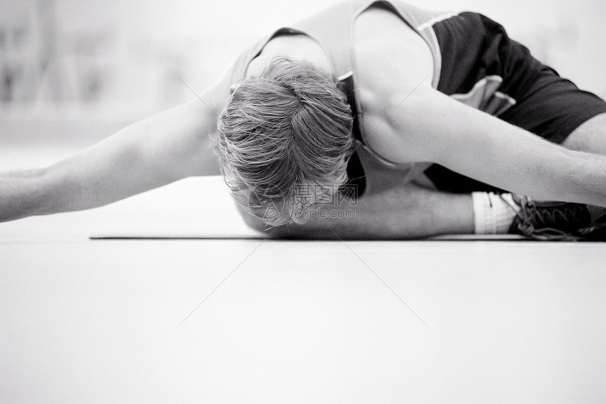 男子伸展瑜伽运动图片
