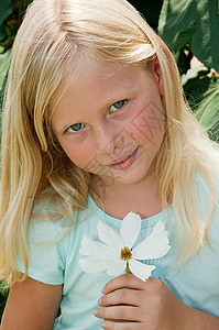 拿着花的金发女孩，肖像8至9岁高清图片素材
