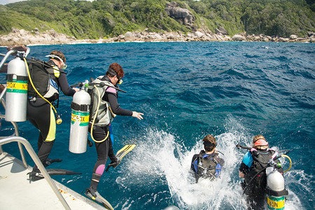 氧气罐在西米兰群岛潜水背景