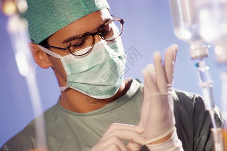 外科医生戴手套一个人高清图片素材