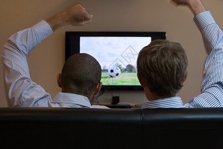 电视上看足球的男人高清图片