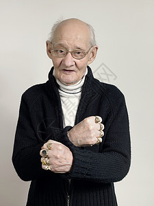戴指环的老人图片