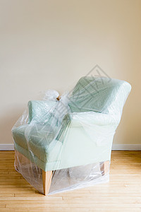 透明塑料袋套在扶手椅上在室内高清图片素材