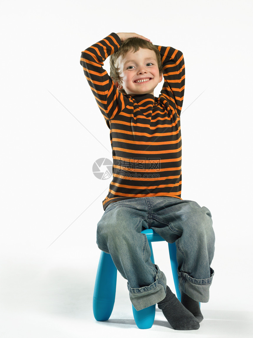 坐在凳子上的男孩图片
