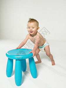 推着蓝色椅子的婴儿图片