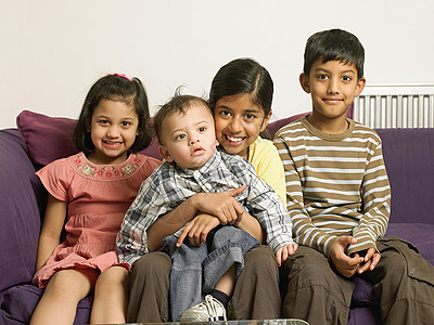 四个孩子坐在沙发上图片