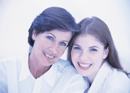 女儿和母亲的肖像背景图片