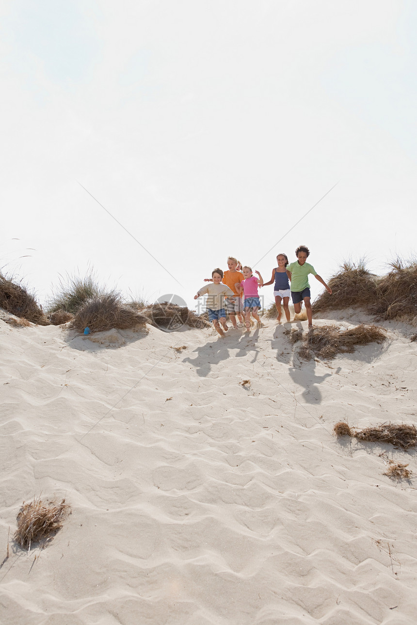 孩子们在沙丘上奔跑图片