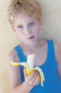 男孩吃香蕉图片