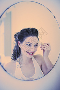 镜子里的女人背景图片
