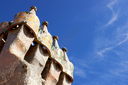 巴特罗公寓西班牙巴塞罗那卡萨巴托屋顶华丽的烟囱背景