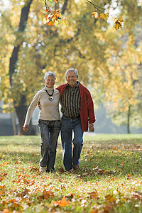 老年夫妇在公园散步背景图片
