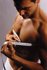 男子测量胸围图片