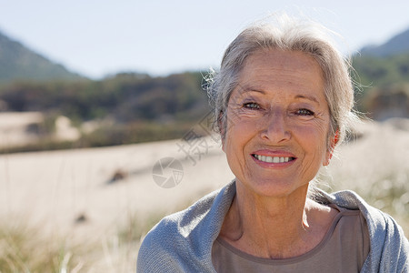只有一个年长的女人微笑的老妇人背景