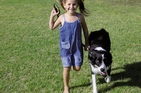 和狗狗一起玩耍的女孩图片