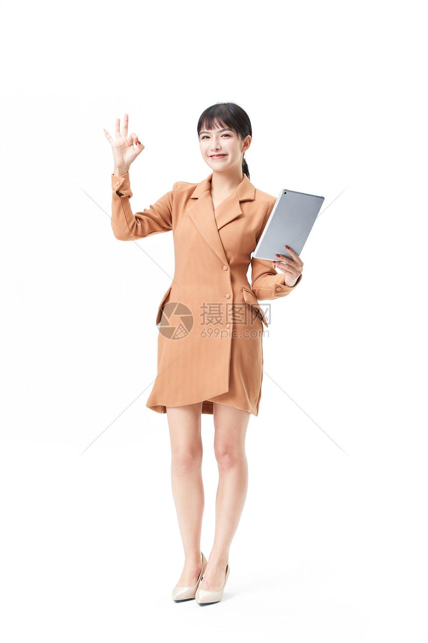 商务女性手拿平板电脑图片