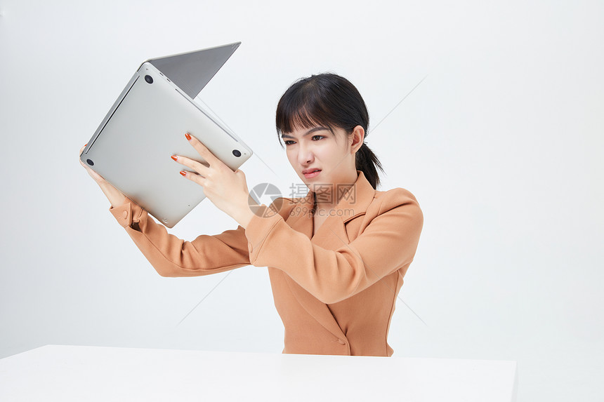 青年女性厌烦工作摔电脑图片