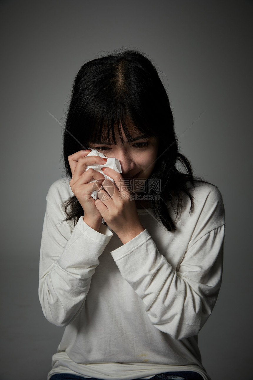 青年女性独自哭泣图片