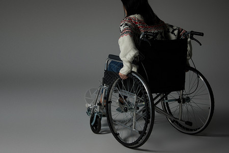 青年女性坐轮椅背景图片