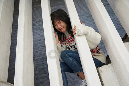忧愁的人青年女性沮丧坐在楼梯上大哭背景