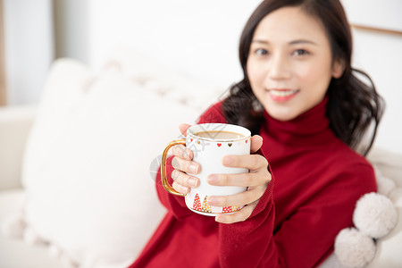 女性冬季居家端着咖啡图片