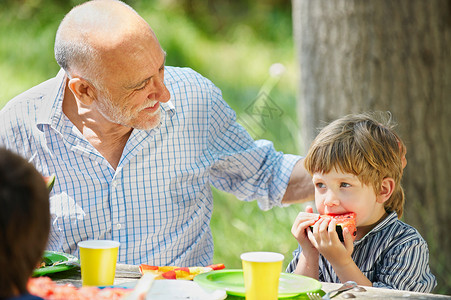 爷爷和孙子在野餐图片
