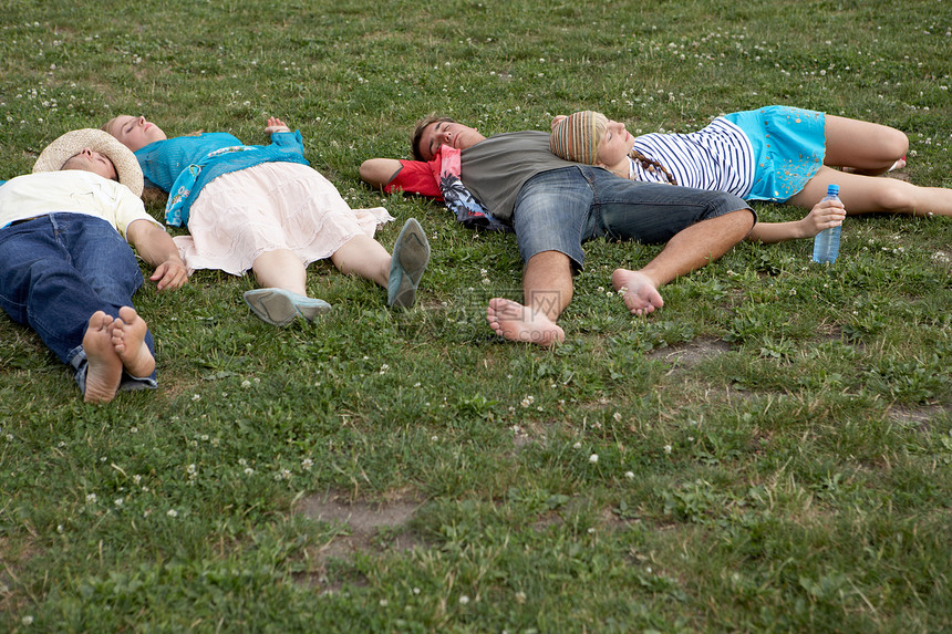 躺在草地上的人群图片