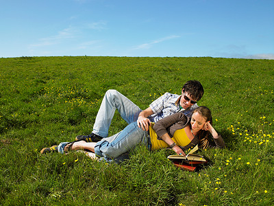 俩躺在草地上的两个人图片