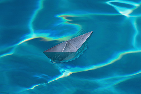 游泳池上的纸船背景图片