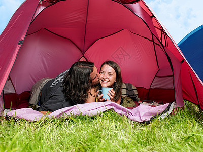 在粉色帐篷里接吻的情侣图片