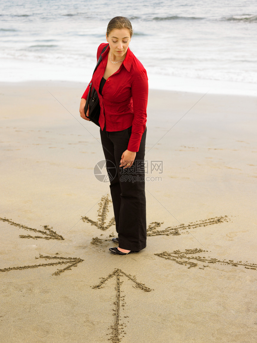 沙滩上的女人图片